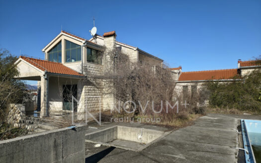 HOUSE FOR SALE DALMATIA: 8.500 m²- Estate with Pool and Tennis Court – Unique Investment Opportunity