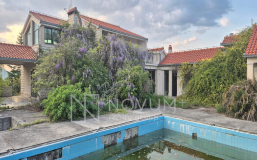 House for Sale Dalmatia, Caporice: A grand estate showcasing outdoor features and wide greenery area