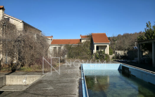 HOUSE FOR SALE DALMATIA: 8.500 m²- Estate with Pool and Tennis Court – Unique Investment Opportunity